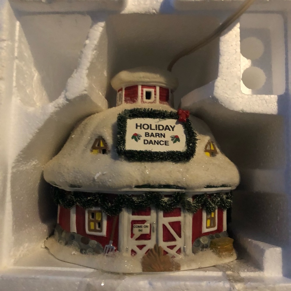 🎄 Simple Traditions Pine Isles Collection Timber Family Barn LightUp Christmas